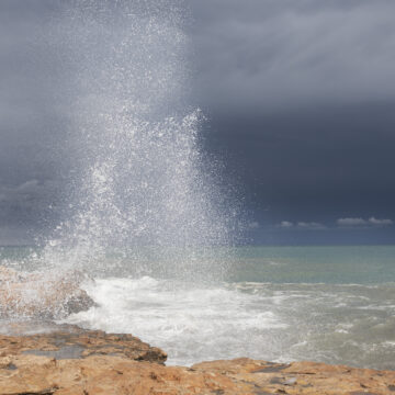 VA-3486-tiempo-torrevieja-lluvias-octubre-2026.jpg Lluvia sobre la costa de Torrevieja durante octubre, con el mar agitado y cielo cubierto de nubes.