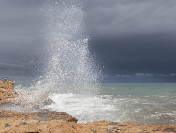 VA-3486-tiempo-torrevieja-lluvias-octubre-2026.jpg Lluvia sobre la costa de Torrevieja durante octubre, con el mar agitado y cielo cubierto de nubes.