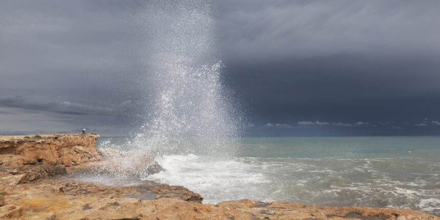 VA-3486-tiempo-torrevieja-lluvias-octubre-2026.jpg Lluvia sobre la costa de Torrevieja durante octubre, con el mar agitado y cielo cubierto de nubes.