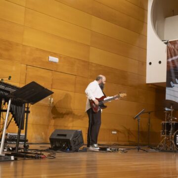 Actuación del trío de jazz Power of Three en el Palacio de la Música de Torrevieja durante el ciclo Los viernes del Palacio.
