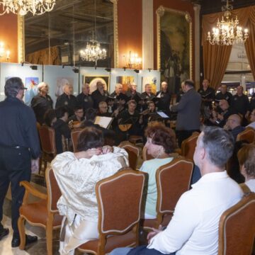 El Coro y Orquesta Maestro Ricardo Lafuente durante su concierto de habaneras en el Casino de Torrevieja.