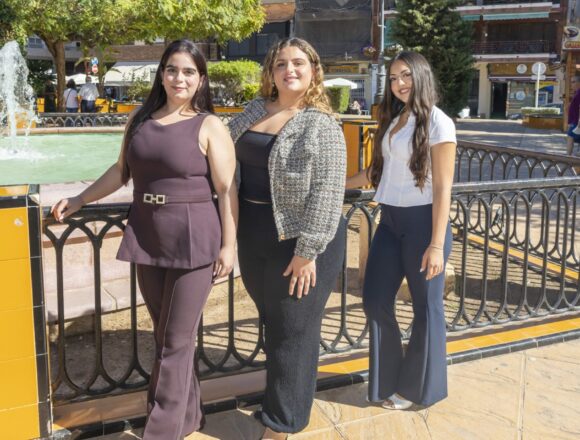 VA-3487-corte-salinera-torrevieja-2026-2027.jpg Alba Egea Moya, Laura María Cases Martínez y Yanira Berge Martínez, integrantes de la Corte Salinera 2026/2027 de Torrevieja.