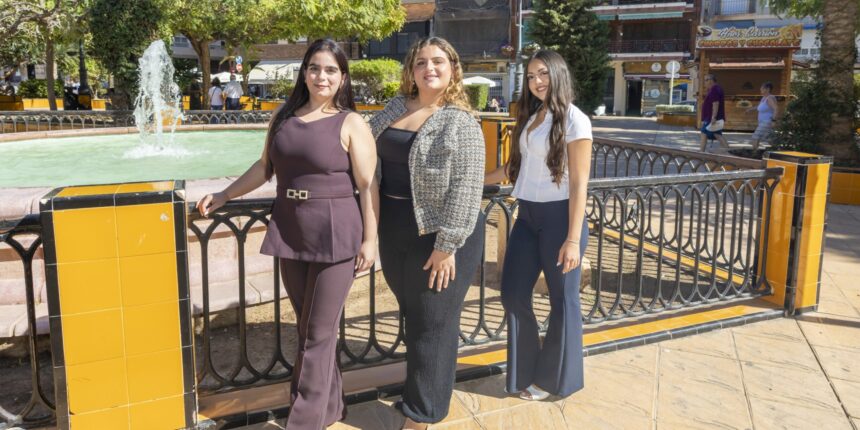 Alba Egea Moya, Laura María Cases Martínez y Yanira Berge Martínez, integrantes de la Corte Salinera 2026/2027 de Torrevieja.