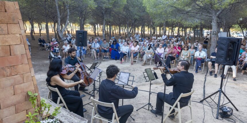 VA-3483-concierto-ost-parque-la-mata.jpg Cuarteto de Cuerdas de la Orquesta Sinfónica de Torrevieja durante el concierto en el Parque Eduardo Gil Rebollo de La Mata.