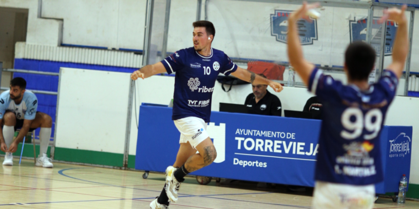 Jugadores del Balonmano Mare Nostrum Torrevieja durante el partido frente al Jeovent Balonmano Leganés en el Pabellón Cecilio Gallego.