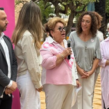 VA-3486-dia-cancer-mama-afecancer-torrevieja.jpg Acto de AFECÁNCER en la Plaza de la Constitución de Torrevieja por el Día Mundial del Cáncer de Mama.