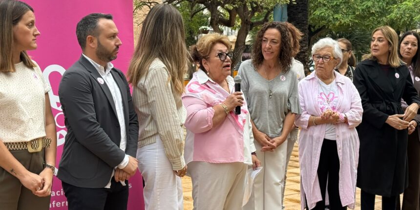 Acto de AFECÁNCER en la Plaza de la Constitución de Torrevieja por el Día Mundial del Cáncer de Mama.