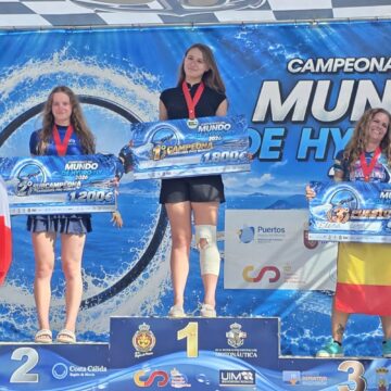 Elena Vera Gullón, deportista torrevejense y medalla de bronce en el Campeonato del Mundo de Hydrofly.