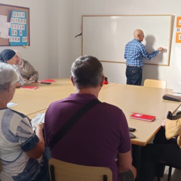 Clases de español para extranjeros organizadas por Cáritas de la parroquia del Sagrado Corazón de Torrevieja.