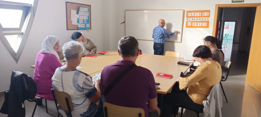 VA-3487-clases-espanol-extranjeros-caritas-torrevieja.jpg Clases de español para extranjeros organizadas por Cáritas de la parroquia del Sagrado Corazón de Torrevieja.