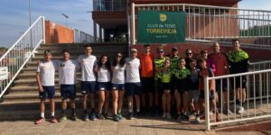 Jugadores del Club de Tenis Torrevieja durante sus competiciones por equipos.