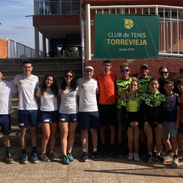 VA-3483-club-tenis-torrevieja-competiciones-equipos.jpg Jugadores del Club de Tenis Torrevieja durante sus competiciones por equipos.