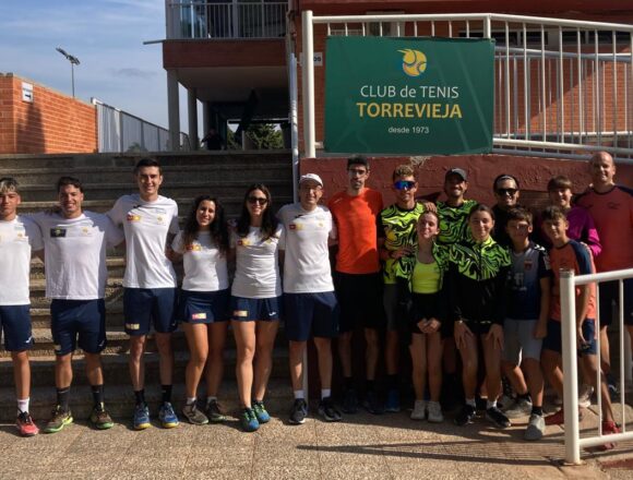 VA-3483-club-tenis-torrevieja-competiciones-equipos.jpg Jugadores del Club de Tenis Torrevieja durante sus competiciones por equipos.