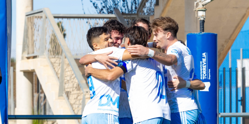 Partido entre el SC Torrevieja C.F. y el Atlético Saguntino, correspondiente a la sexta jornada de Tercera Federación, que terminó con empate 2-2.
