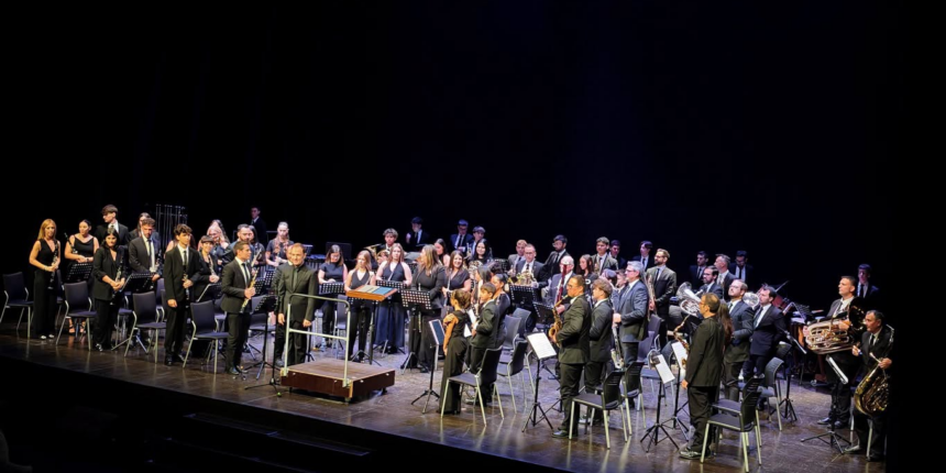 La Banda de la Unión Musical Torrevejense, dirigida por Carlos Ramón-Pérez, durante el concierto Historias del Oeste en el Teatro Municipal.