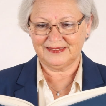 Mari Carmen Lavesa, autora de la novela “La última clase”, durante la entrevista con Vista Alegre.