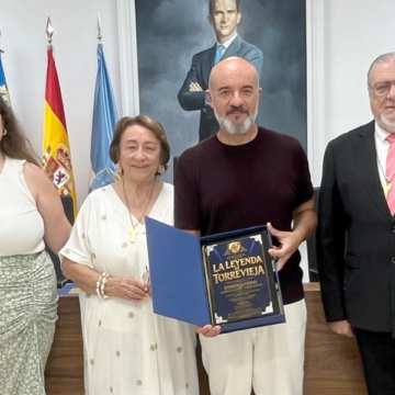 VA-3486-entrega-libro-opera-leyenda-torrevieja.jpg Entrega del libro maestro de la ópera La leyenda de Torrevieja al concejal de Cultura.