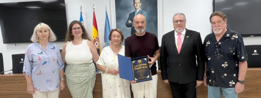 Entrega del libro maestro de la ópera La leyenda de Torrevieja al concejal de Cultura.