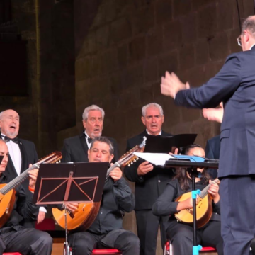 El Coro y Orquesta Maestro Ricardo Lafuente de Torrevieja durante su concierto de habaneras en el Conservatorio de Cáceres.