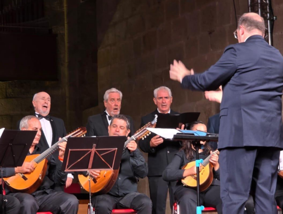 El Coro y Orquesta Maestro Ricardo Lafuente de Torrevieja durante su concierto de habaneras en el Conservatorio de Cáceres.