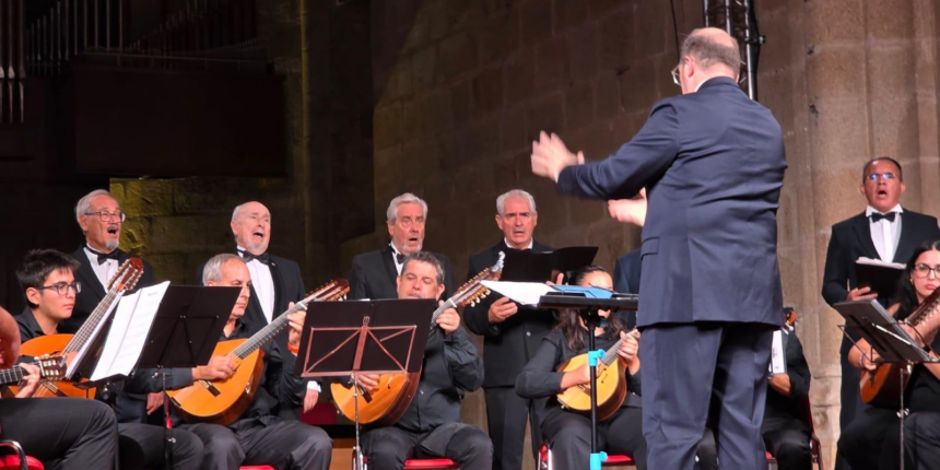 va-3485-coro-orquesta-maestro-ricardo-lafuente-caceres.jpg El Coro y Orquesta Maestro Ricardo Lafuente de Torrevieja durante su concierto de habaneras en el Conservatorio de Cáceres.