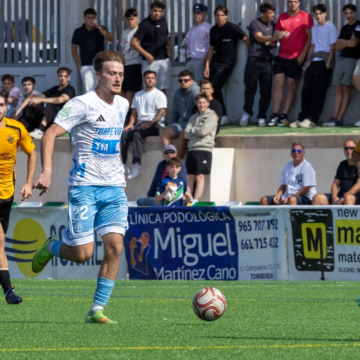 Encuentro entre el SC Torrevieja C.F. y el Ontinyent 1931 CF en el estadio Nelson Mandela, que terminó con empate sin goles.