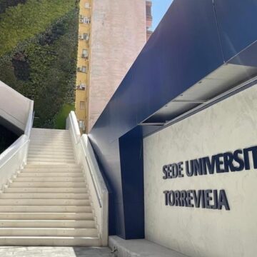 Fachada de la sede universitaria de Torrevieja, donde se amplía la formación de la UMH y la UNED.