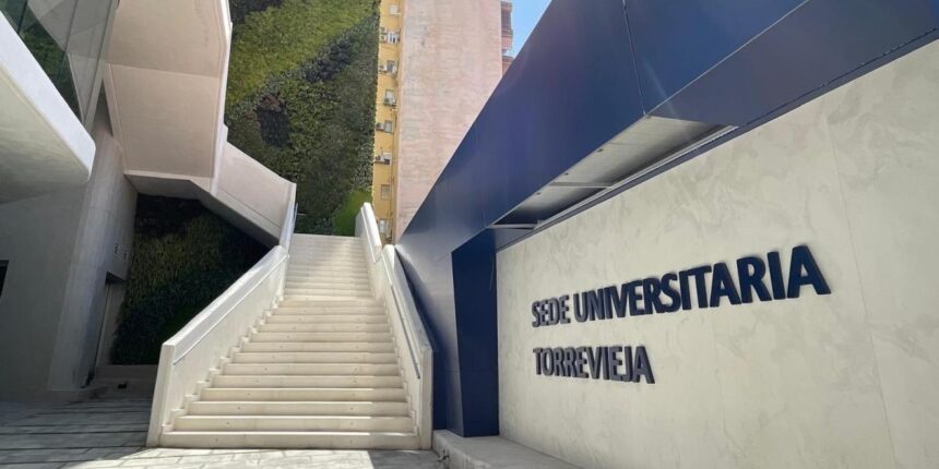 Fachada de la sede universitaria de Torrevieja, donde se amplía la formación de la UMH y la UNED.