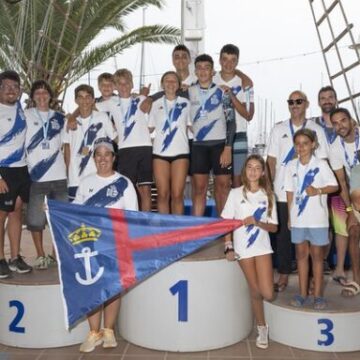 Deportistas del Real Club Náutico Torrevieja tras sus resultados en catamarán, windsurf y wingfoil.