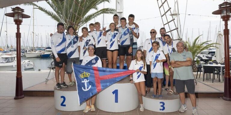 va-3484-rcnt-catamaran-windsurf-wingfoil.jpg Deportistas del Real Club Náutico Torrevieja tras sus resultados en catamarán, windsurf y wingfoil.