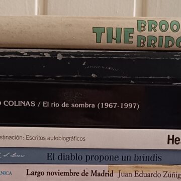 Pila de libros con obras de Antonio Colinas y otros autores mencionados en la columna de Marco Antonio Torres Mazón.