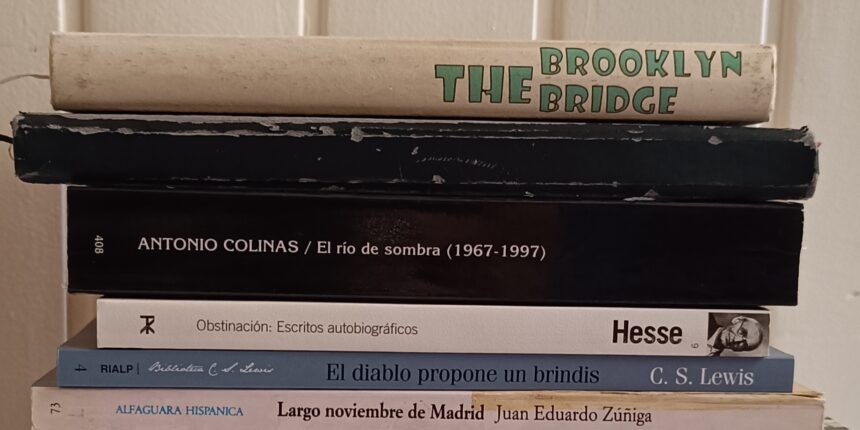 va-3484-libros-antonio-colinas-sigue-tormenta.jpg Pila de libros con obras de Antonio Colinas y otros autores mencionados en la columna de Marco Antonio Torres Mazón.