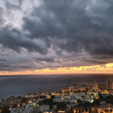 Cielo nuboso en Torrevieja como imagen de recurso para la previsión de lluvias del fin de semana.
