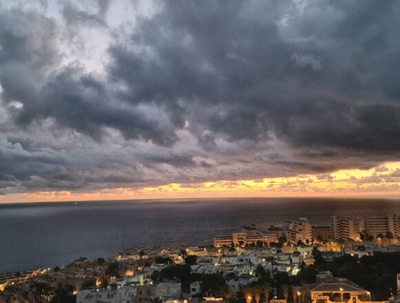 Cielo nuboso en Torrevieja como imagen de recurso para la previsión de lluvias del fin de semana.