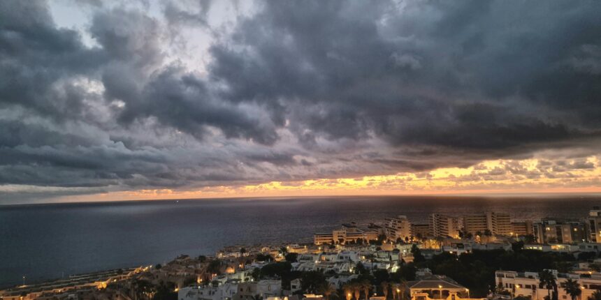 Cielo nuboso en Torrevieja como imagen de recurso para la previsión de lluvias del fin de semana.